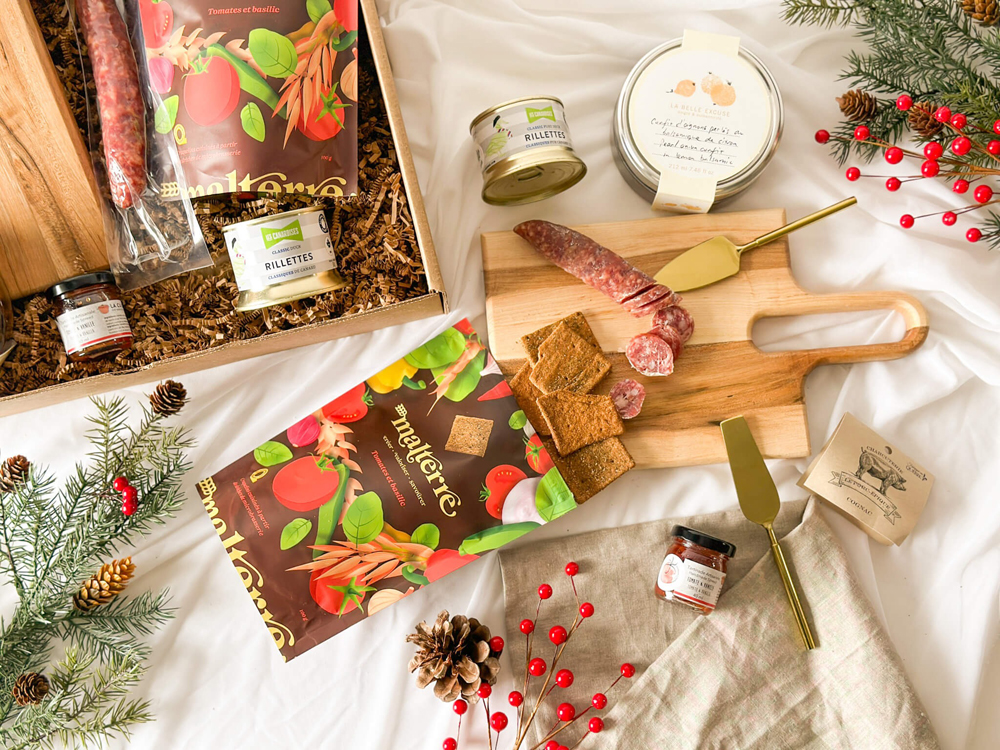 Happy hour box for couple to offer at a wedding