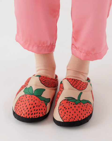 Puffy Strawberry Slippers – By Baggu